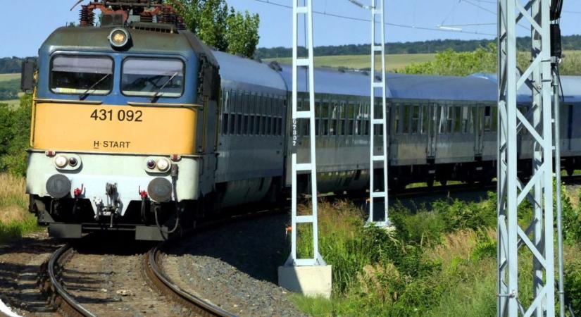 Egy lerobbant IC blokkolta a vágányt, késnek a MÁV dunántúli járatai