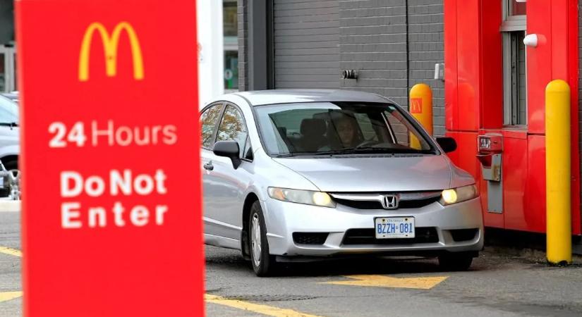 Ez elképesztő: autó repült egy New York-i McDonald’s-ba