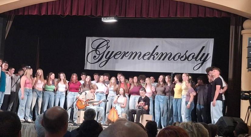 Gyermekmosoly az Ady Endre Alapiskola diákjaival