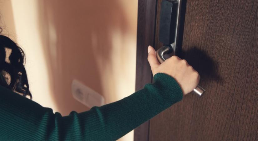 Sokan nem tudnak erről: egy egyszerű csésze segíthet biztonságban maradni a hotelszobában