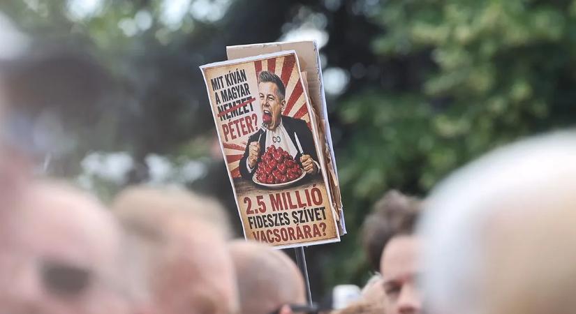 Nagy tömeg gyűlt össze a Sándor-palotánál Magyar Péter terve miatt – videó