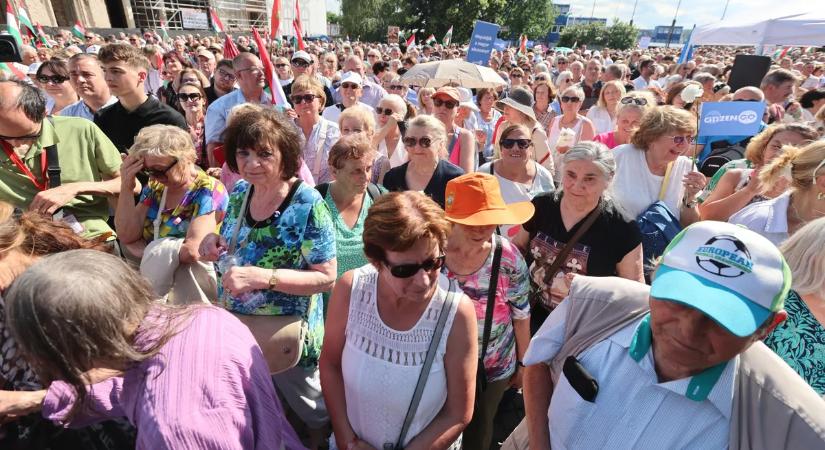 Orbán Viktor: mindennek van határa - a demokrácia mellett állnak ki az emberek a Sándor-palota előtt