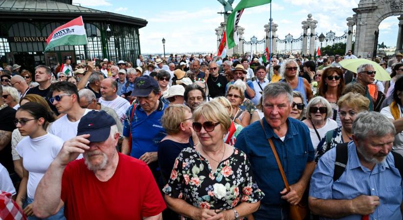 „Tartson ki, elnök úr!” – Sulyok Tamás és a többi állami vezető mellett tartottak szimpátiatüntetést a fideszesek