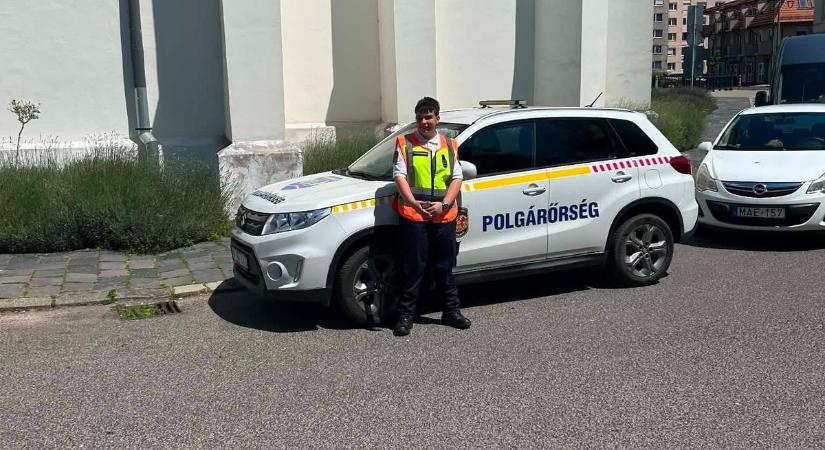 Segítségnyújtás a körmenet előtt: összeesett férfit láttak el a polgárőrök