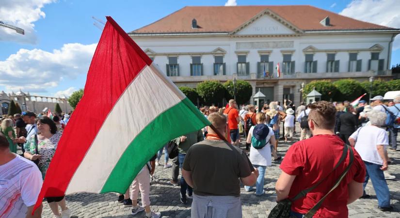 Így töltötték meg a Sulyok Tamás melletti szimpátiatüntetők a Budai Várat: képeken a Sándor-palotánál tartott demonstráció