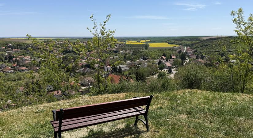 Hordóba zárt múlt és tufába vájt emlékezet