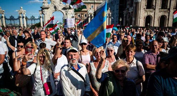 „Hitvány asszony, hazaáruló, alávaló rezsim” – Sulyok Tamás szimpatizánsai a Várban tüntettek