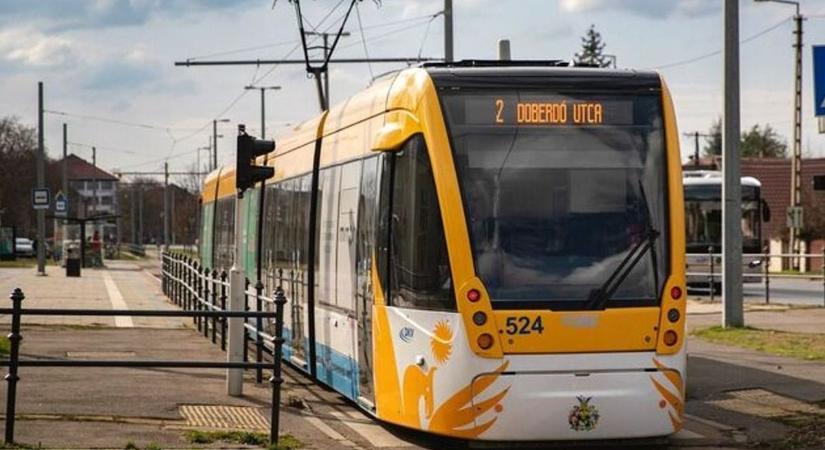 Baleset Debrecenben: villamossal ütközött egy autó, a menetrend is változott!