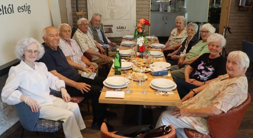Hetvenegy év után ölelték meg egymást, újra találkoztak az egykori makói iskola diákjai