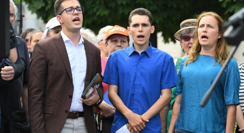 Szimpátiatüntetést tartottak Sulyok Tamás és a fenyegetett intézményvezetők mellett Budapesten