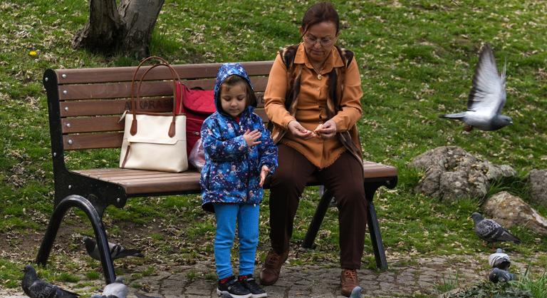 A kutatók sem találnak magyarázatot arra, amit a madarak művelnek a nők közelében