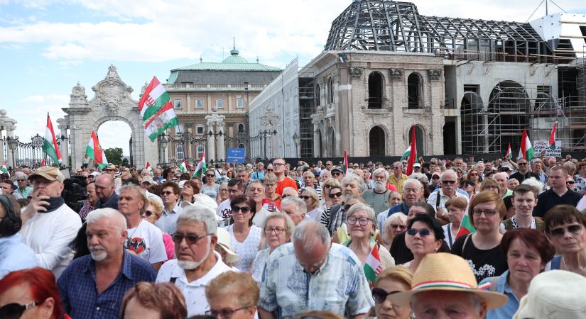 Ilyen volt a Sulyok Tamás melletti kiállás a Sándor-palotánál – képgaléria