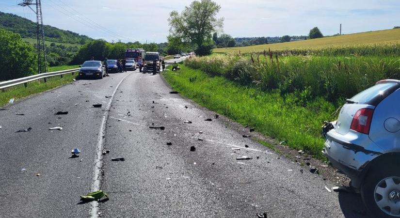 A halálba rohant a fiatal motoros, aki egy személyautóval ütközött