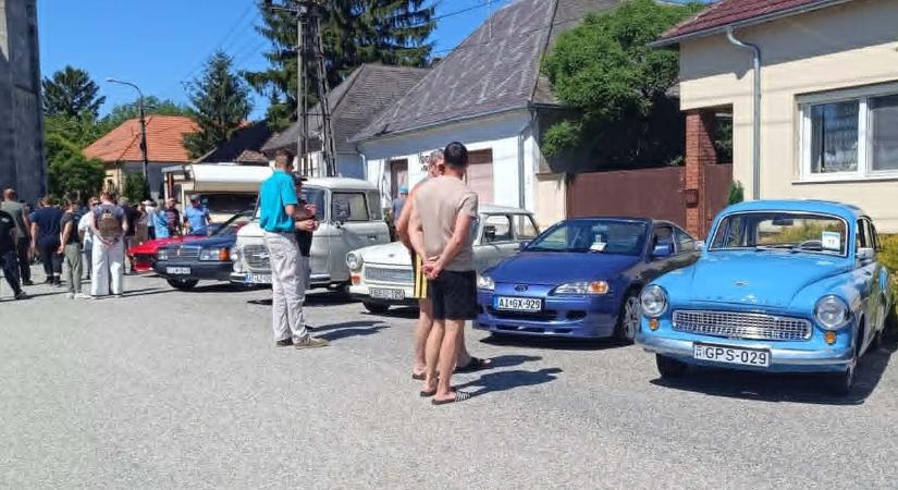 Lébényi veteránautó találkozó először: majd hatvan jármű vonult fel