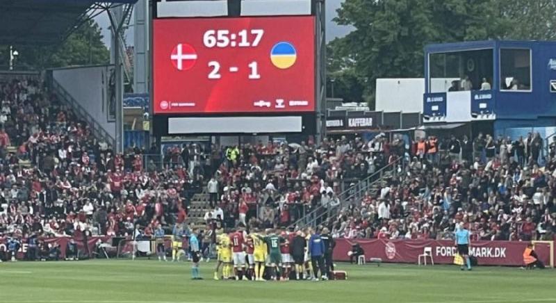 Döbbenet: Christian Eriksen 5 év után megint összeesett a pályán, lefújták a meccset - videó