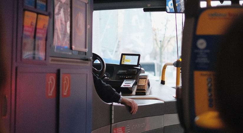 Egy agresszív utas ment neki a buszsofőrnek egy ceglédi járaton, ekkor azonban váratlan fordulatot vett a történet – fotó