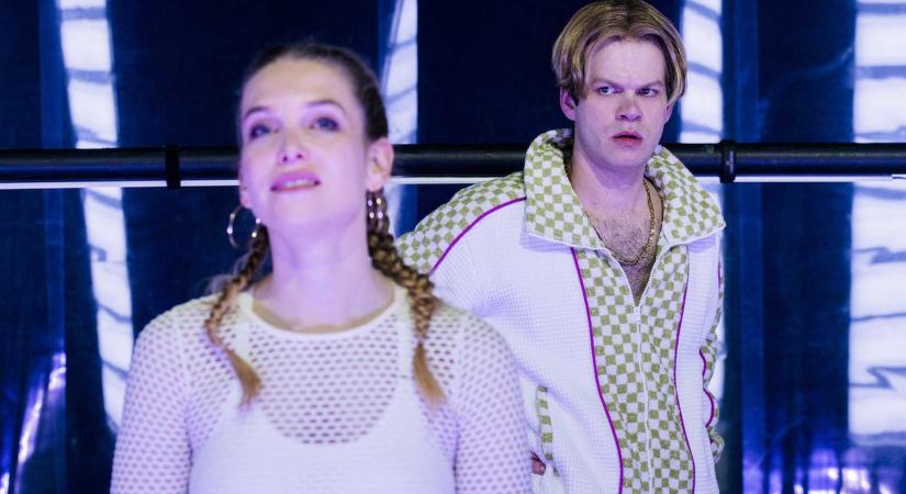 SENKI NEM TUD ELLENÁLLNI A LESSZABÁLYT HANGOSAN MAGYARÁZÓ FÉRFINAK Focistafeleségek / Berliner Ensemble