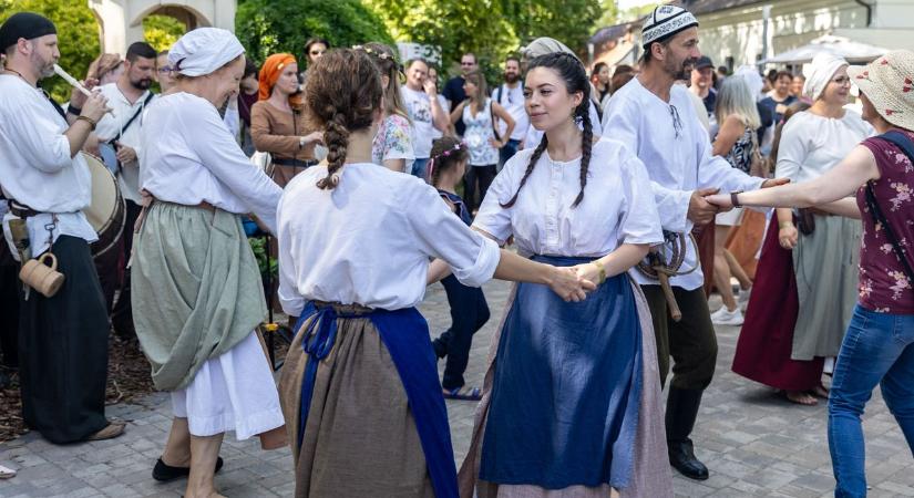 Ropognak a fegyverek, dörögnek az ágyúk, a leányok pedig táncot járnak a Tatai Patarán fotók