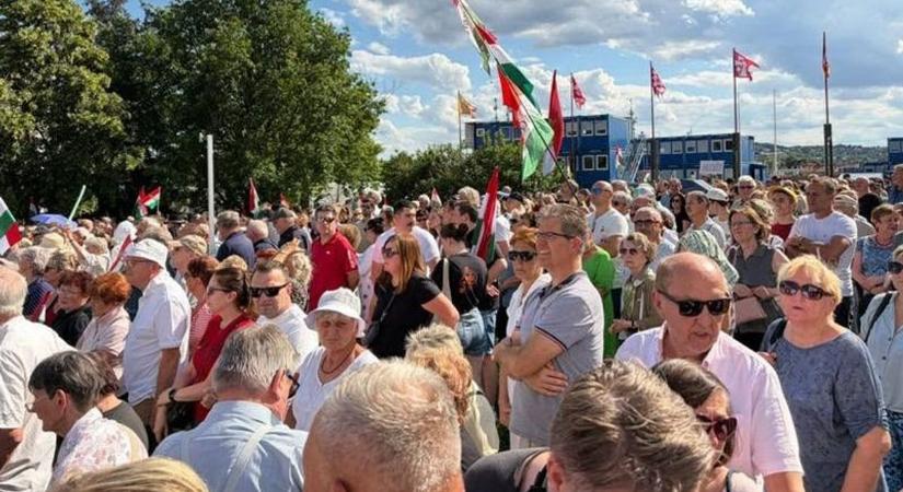 V. Németh Zsolt: Sulyok Tamás mellett tüntettünk a Sándor palotánál - fotók