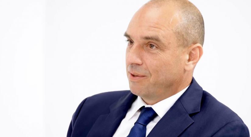 „Kikérem magamnak, hát menjenek a kurva anyjukba” – élő interjúban mondta el az Integritás Hatóság elnöke, hogyan gyakorolták rá nyomást az Orbán-kormányból