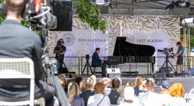 Bepillantani a rejtett zugokba – Mozart szólt a fagylalt mellé vasárnap a Zeneakadémia előtt