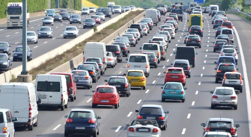 Nyártól élesedik az új rendszer: visszajárhat a pályamatrica ára a dugók miatt