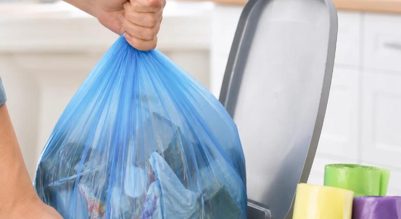 Július 1-jétől betiltják a szemeteszsák használatát: már most figyelmeztetik a lakókat