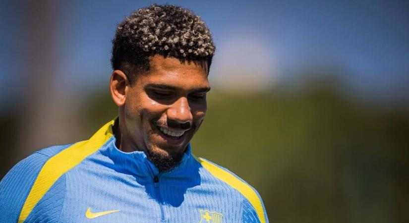 Hivatalos ajánlat Ronald Araujóért, a Premier League-be igazolhat a Barca-sztár