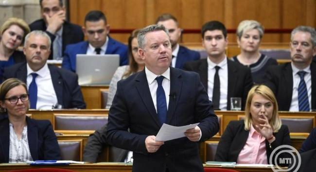 Felülvizsgálják a politikai alapon megadott menekülti jogállásokat