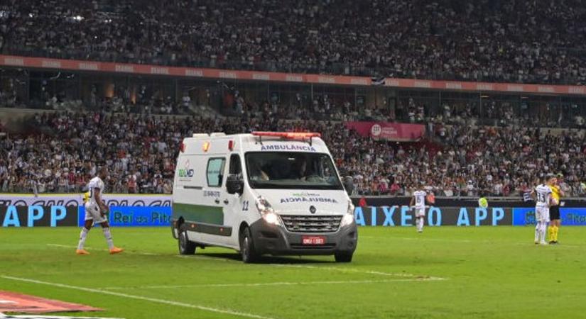 Dráma a meccsen: a szívéhez kapott, majd összeesett a pályán a 34 éves labdarúgó