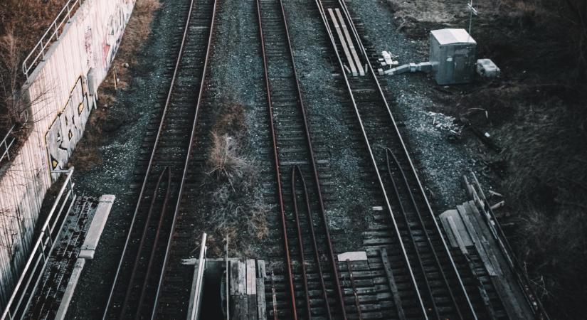 Ukrán dróncsapás ért egy személyvonatot a Krímben