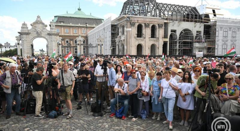 „Ne féljetek!” – Sulyok Tamás és más állami vezetők mellett tüntettek a Sándor-palotánál