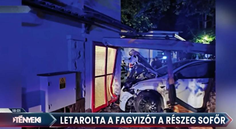 Látott már ilyet? Videón, ahogy egy Tesla belerongyol egy fagyizóba Siófokon