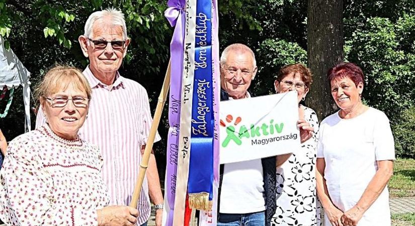 „Minden szónál többet ér egy dal!” Csácsbozsoki dalos találkozó – Májusfa kitáncolás - Lila szalag staféta (galéria)