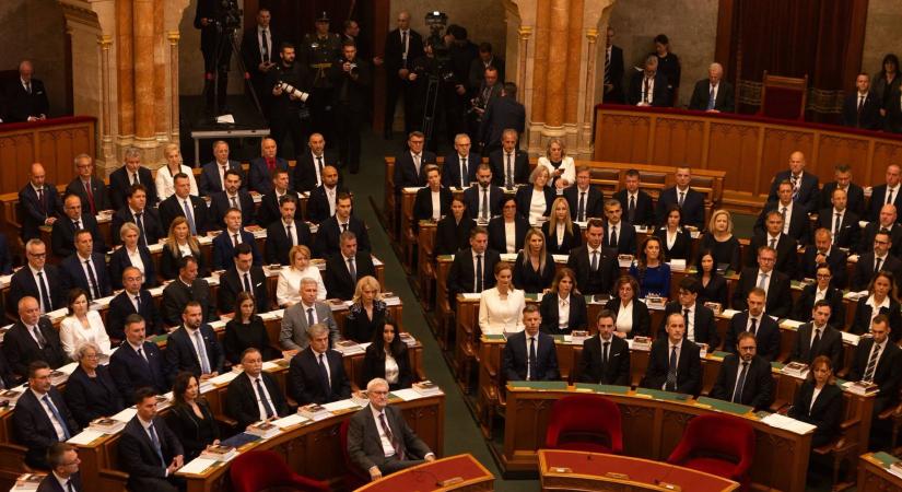 Dönt az Országgyűlés a képviselők fizetésének csökkentéséről, de van benne egy csavar
