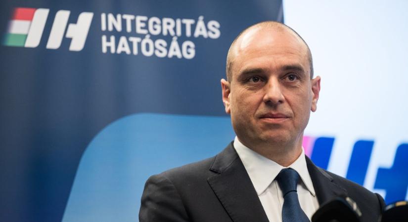 „Kikérem magamnak, hát menjenek a kurva anyjukba” – az Integritás Hatóság elnöke szerint az Orbán-kormány le akarta állítani őket, feleségét és a gyermekét is falhoz állították