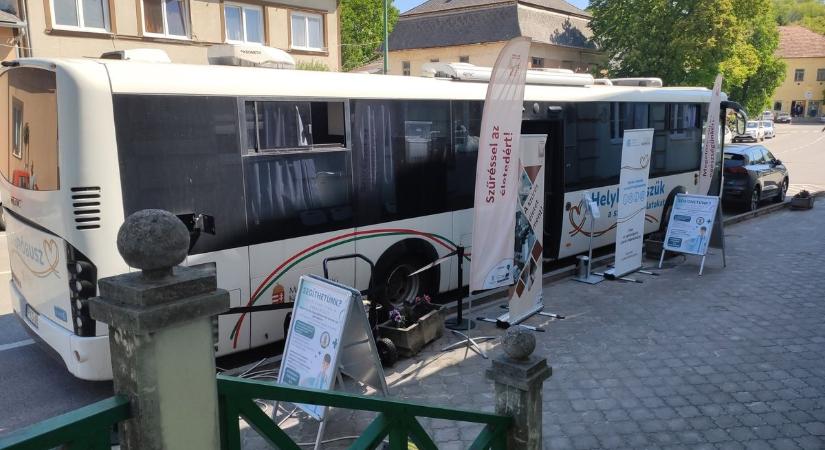 Érkezik a szűrőbusz – itt a lista, melyik településeken áll meg