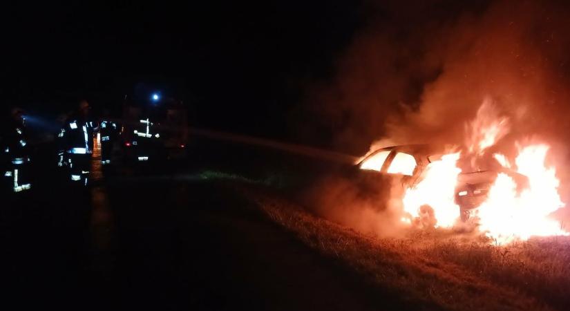 Kigyulladt egy autó Iván mellett, bűncselekmény gyanúja is felmerült
