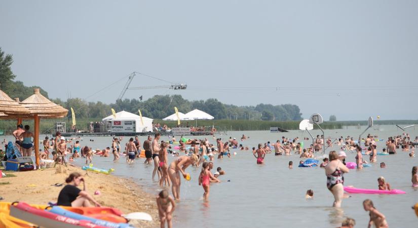 Miért indul egyszerre a tömeg a Balatonra? Itt a szakértő válasza