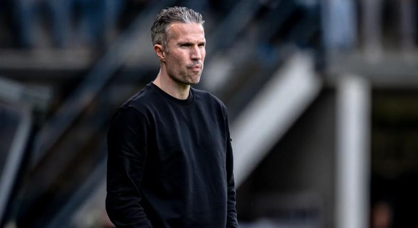 Hiába a BL-indulás, kirúgták Van Persie-t Hollandiában