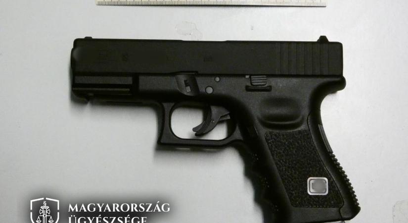 Gázfegyverrel lőtt a gyalogosokra Hatvanban