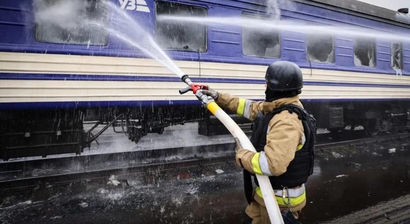 Halálos ukrán dróntámadás ért egy Moszkva–Szimferopol személyvonatot