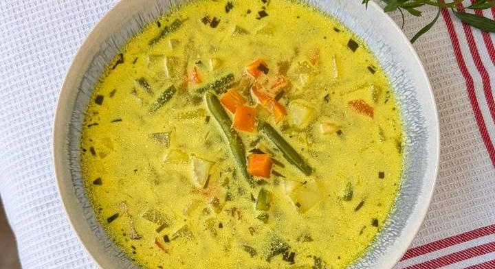 Krémes, tárkonyos zöldségleves: frissítő, citrusos és házias fogás