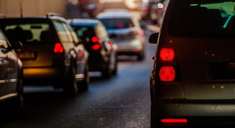 Csapda az autópályán: így raboltak ki egy sofőrt