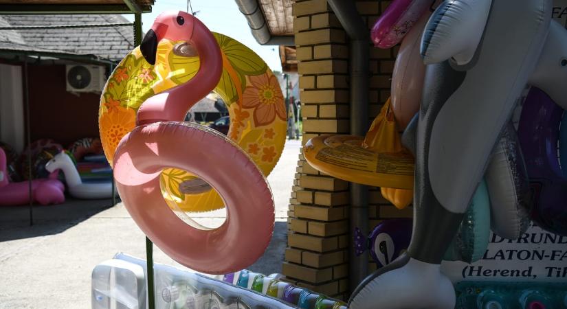 Ötéves kisfiú halt meg a strandon, vádat emeltek az anya és két úszómester ellen