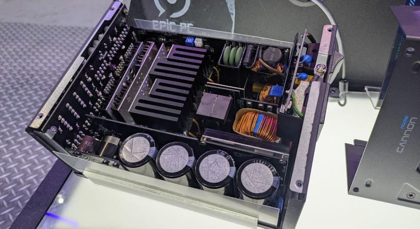 Az FSP standján egy 3300 W-os tápegység is lapult, sok egyéb mellett