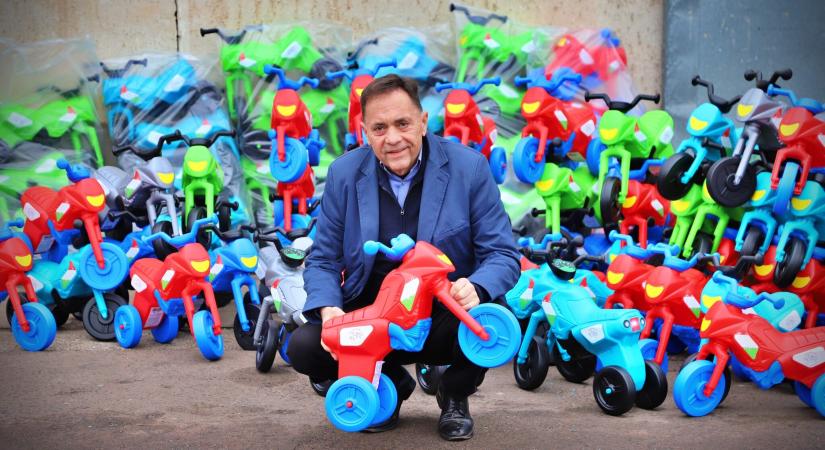 Háromszoros áron vették Balásy Gyula cégeitől a fideszes képviselők által osztogatott játékmotorokat