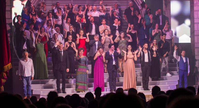 Teltház előtt ünnepelték a színház sztárjait a kecskeméti Oscar-gálán  fotók