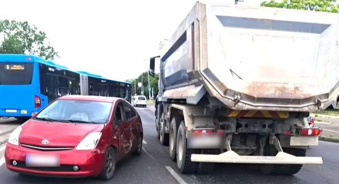 Videón a kőbányai karambol: magával sodorta a Priust a figyelmetlen teherautós