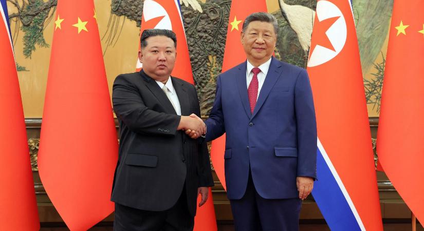 Hét év után újra Észak-Koreába látogatott Hszi Csin-ping